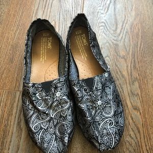 Paisley print black and silver Toms